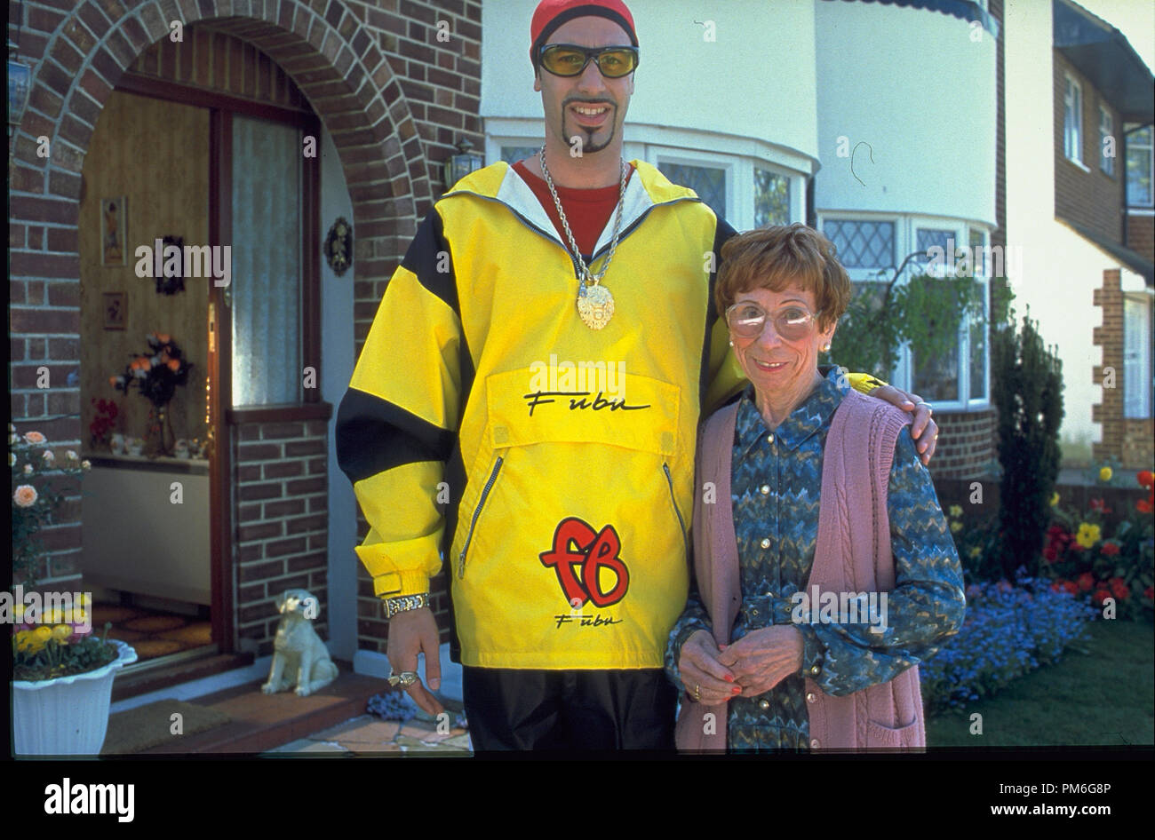 Photo du film / Publicité encore de 'Ali G Indahouse' Sacha Baron Cohen © 2002 Fichier FilmFour Référence #  307541114THA pour un usage éditorial uniquement - Tous droits réservés Banque D'Images