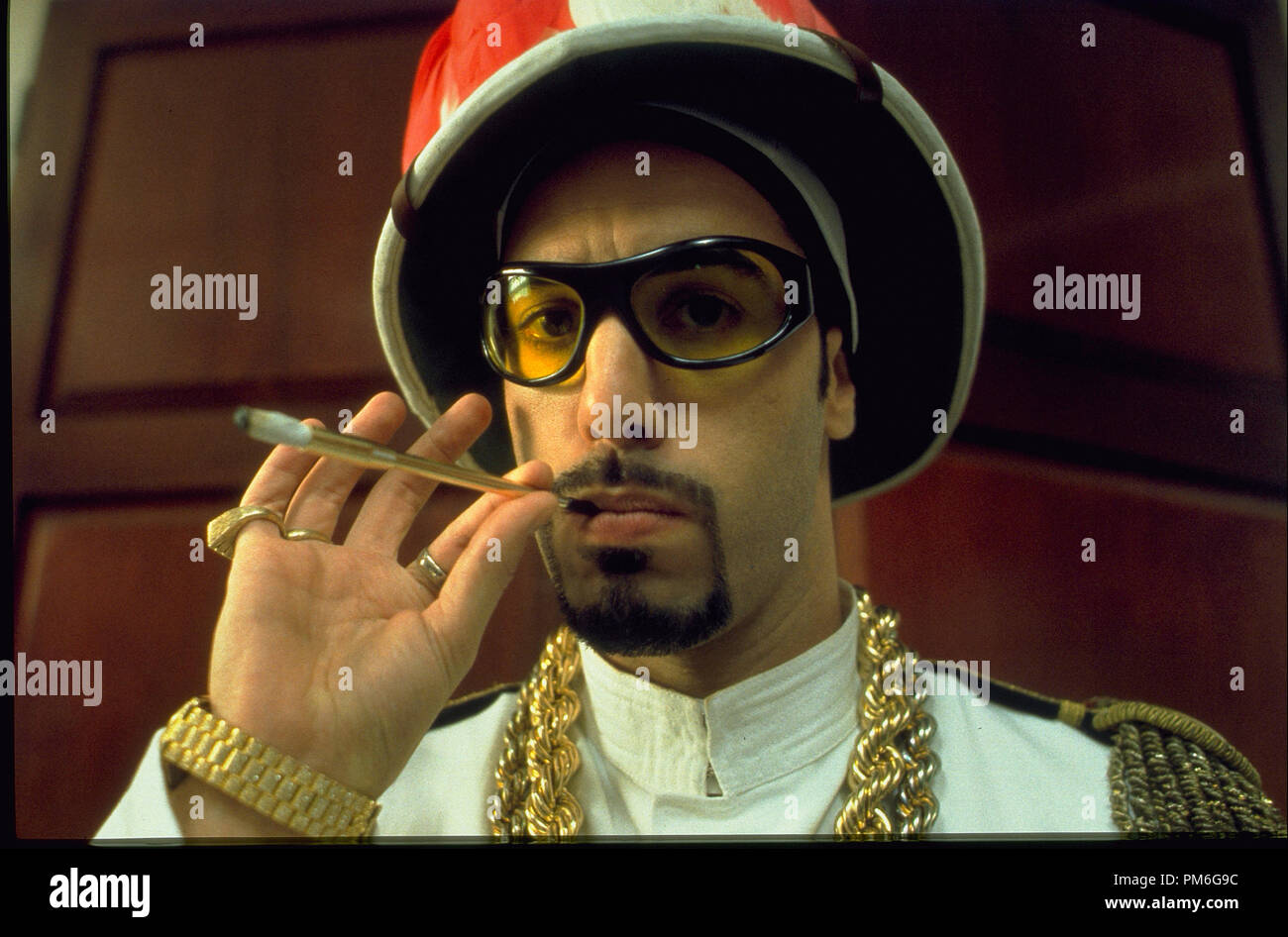 Photo du film / Publicité encore de 'Ali G Indahouse' Sacha Baron Cohen © 2002 Fichier FilmFour Référence #  307541130THA pour un usage éditorial uniquement - Tous droits réservés Banque D'Images
