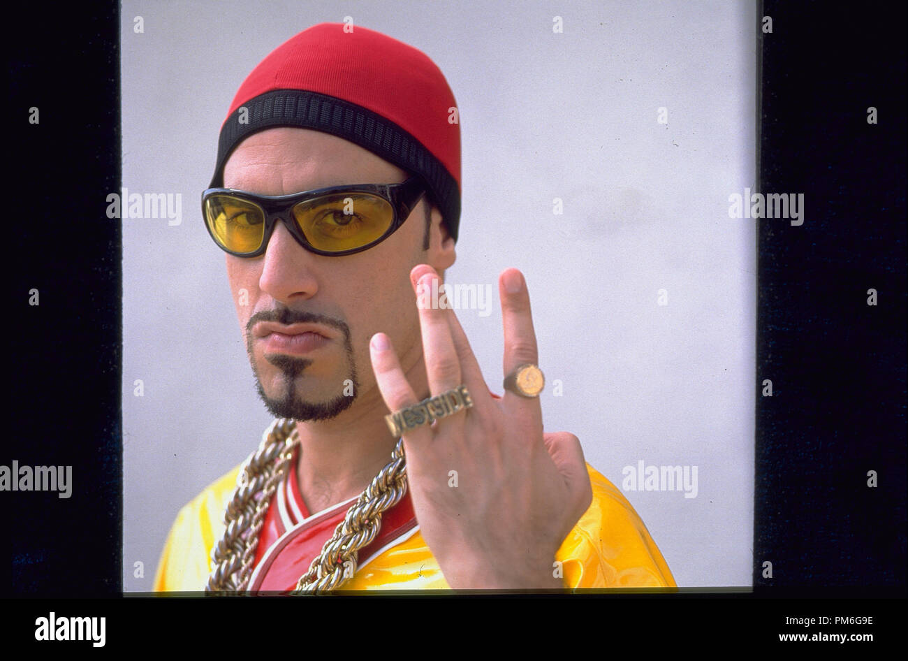 Photo du film / Publicité encore de 'Ali G Indahouse' Sacha Baron Cohen © 2002 Fichier FilmFour Référence #  307541132THA pour un usage éditorial uniquement - Tous droits réservés Banque D'Images