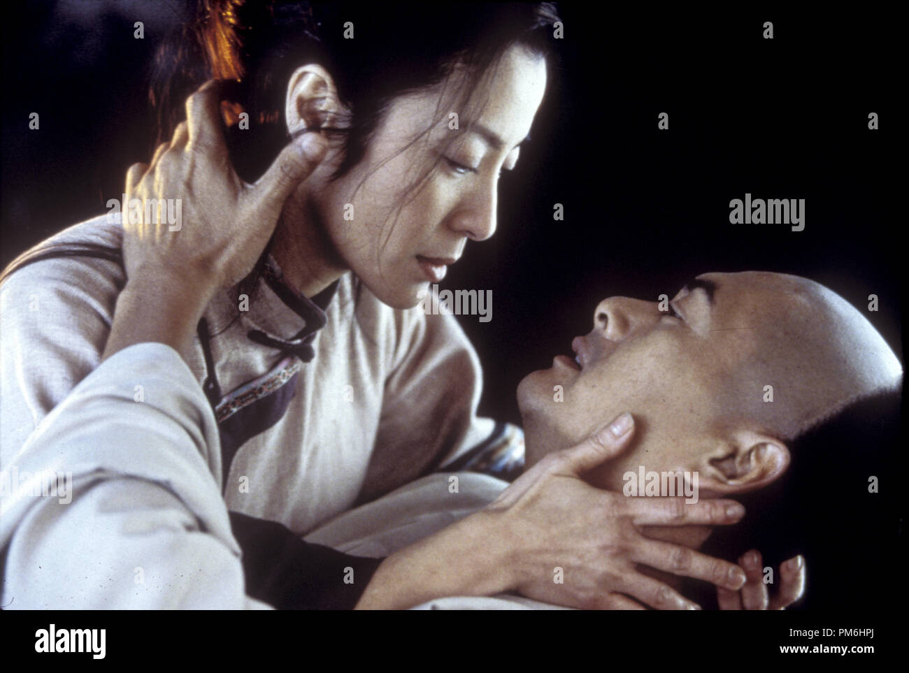 Photo du film / Publicité encore de 'Tigre et Dragon' Michelle Yeoh et Chow Yun-Fat © 2000 Sony Pictures Classics Crédit photo : Chan Kam Chuen Référence #  30776014THA pour un usage éditorial uniquement - Tous droits réservés Banque D'Images