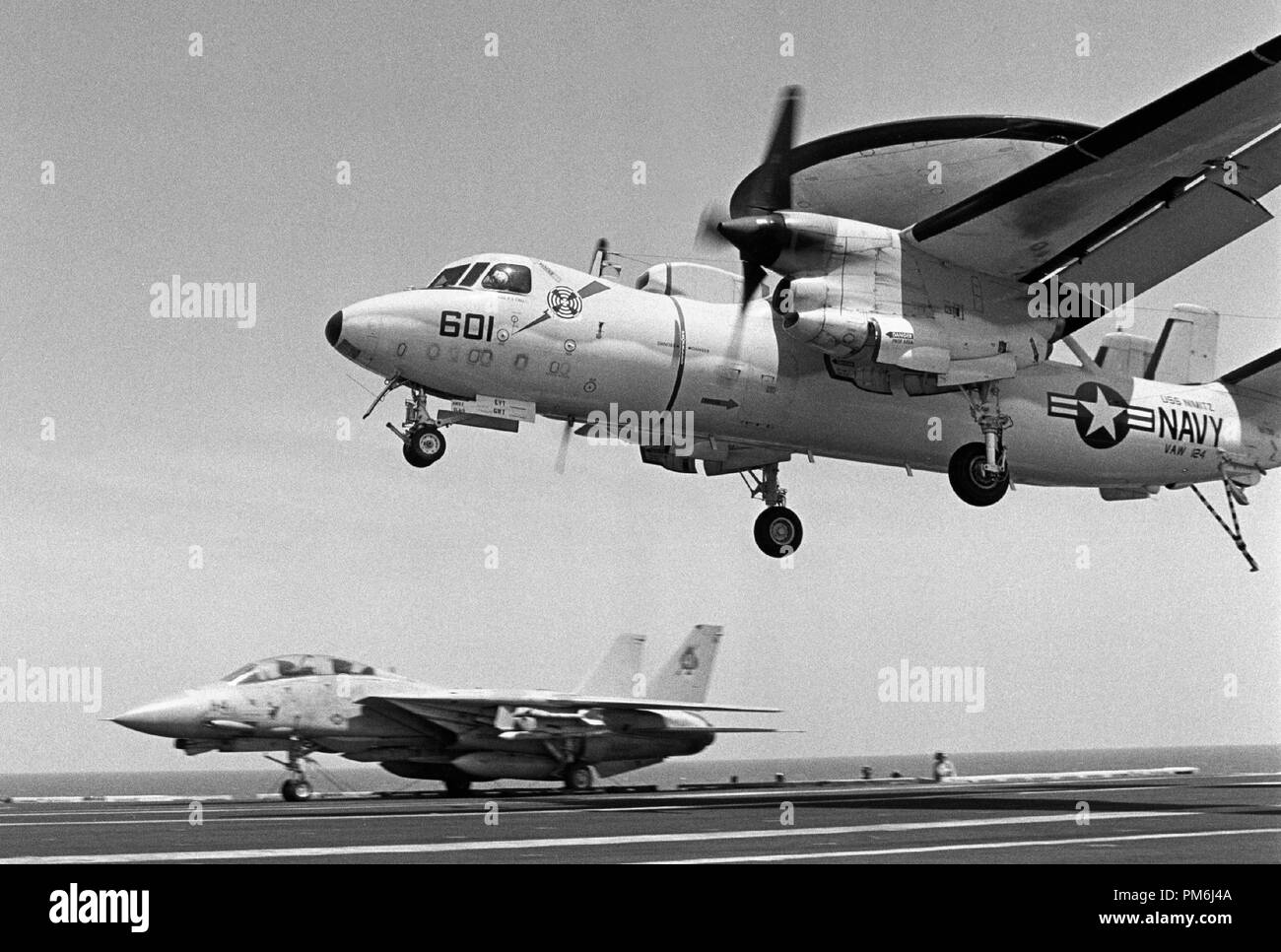 Us Navy porte-avions Nimitz, en mer Méditerranée, Mai 1985 Banque D'Images