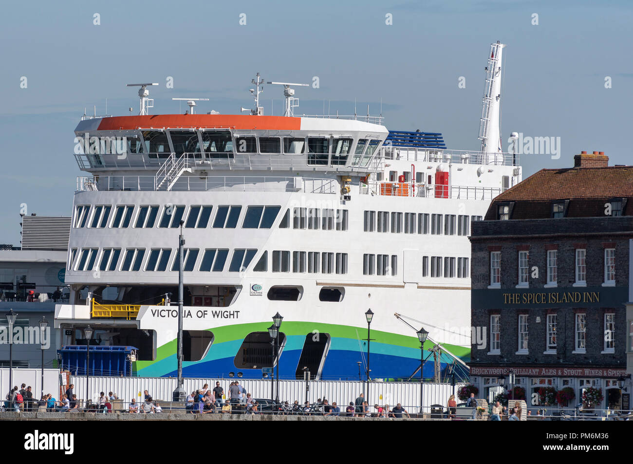 Victoria de Wight un nouveau ferry roro dwarfs the Spice Island Inn au bord de l'eau en vieux Portsmouth, Angleterre, Royaume-Uni Banque D'Images