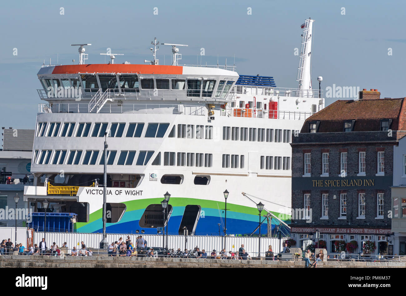 Victoria de Wight un nouveau ferry roro dwarfs the Spice Island Inn au bord de l'eau en vieux Portsmouth, Angleterre, Royaume-Uni Banque D'Images