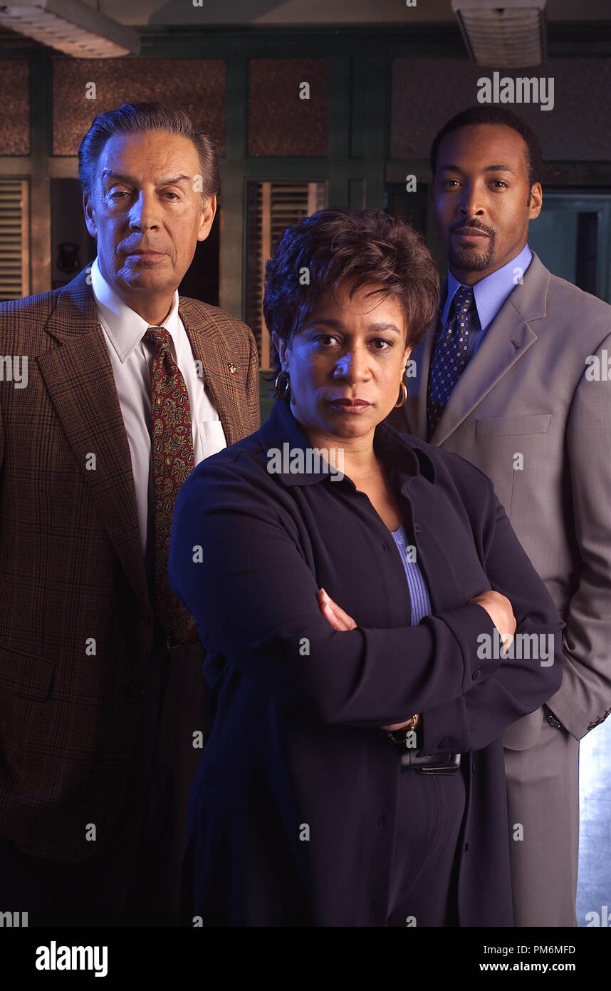 Photo du film / Publicité encore de 'la loi et l'ordre' Jerry Orbach, S. Epatha Merkerson, Jesse L. Martin vers 2001 Crédit photo : Kevin Foley Référence de fichier #  30847787THA pour un usage éditorial uniquement - Tous droits réservés Banque D'Images