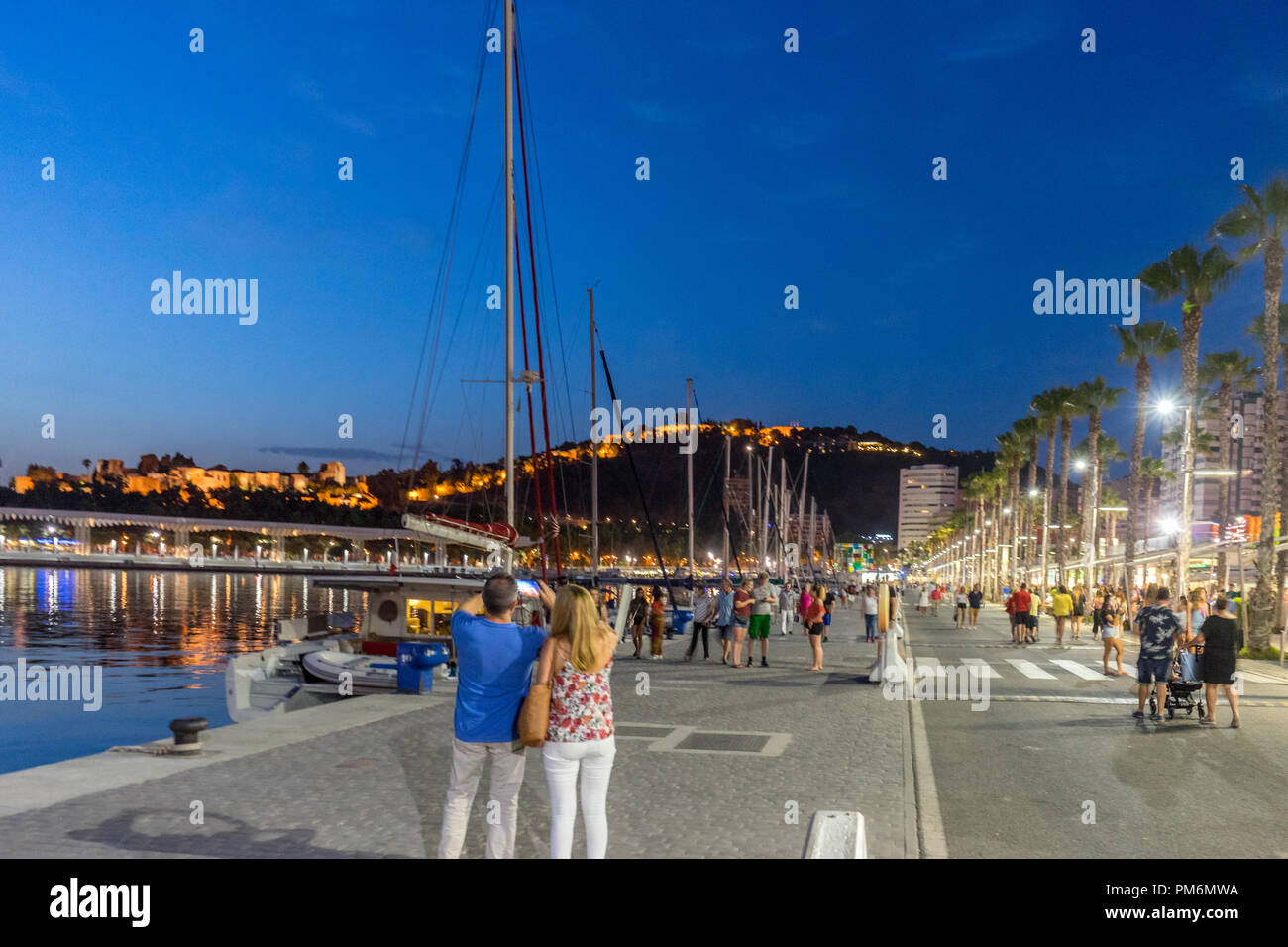 Malaga, Espagne - Juin 24 : les touristes de prendre une photo de nuit à l'Alcazaba de Malaga, en Espagne, en Europe sur une nuit d'été Banque D'Images