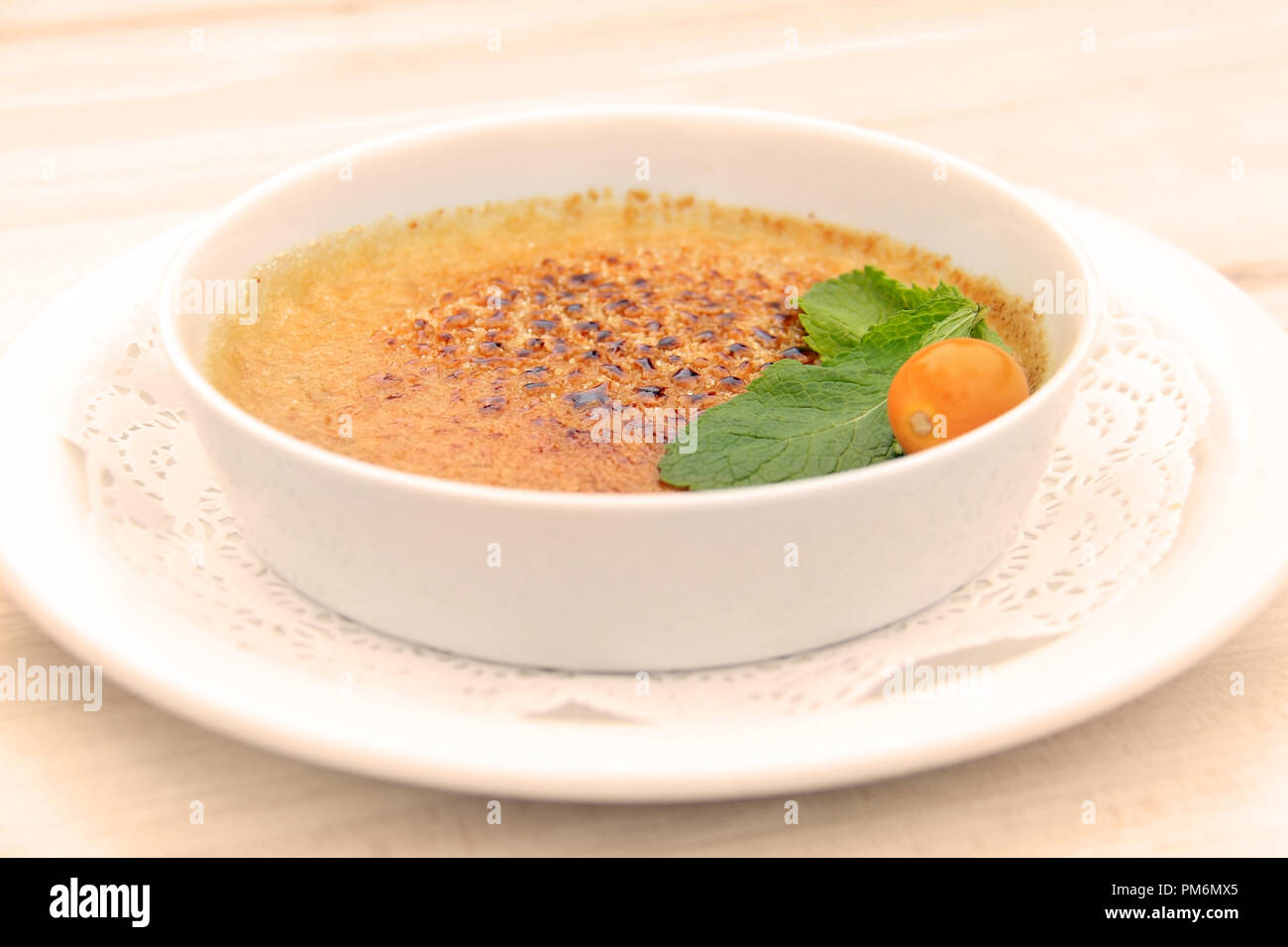 Une plaque décorée de crème brûlée et de fruits, menthe avec rétro. Banque D'Images