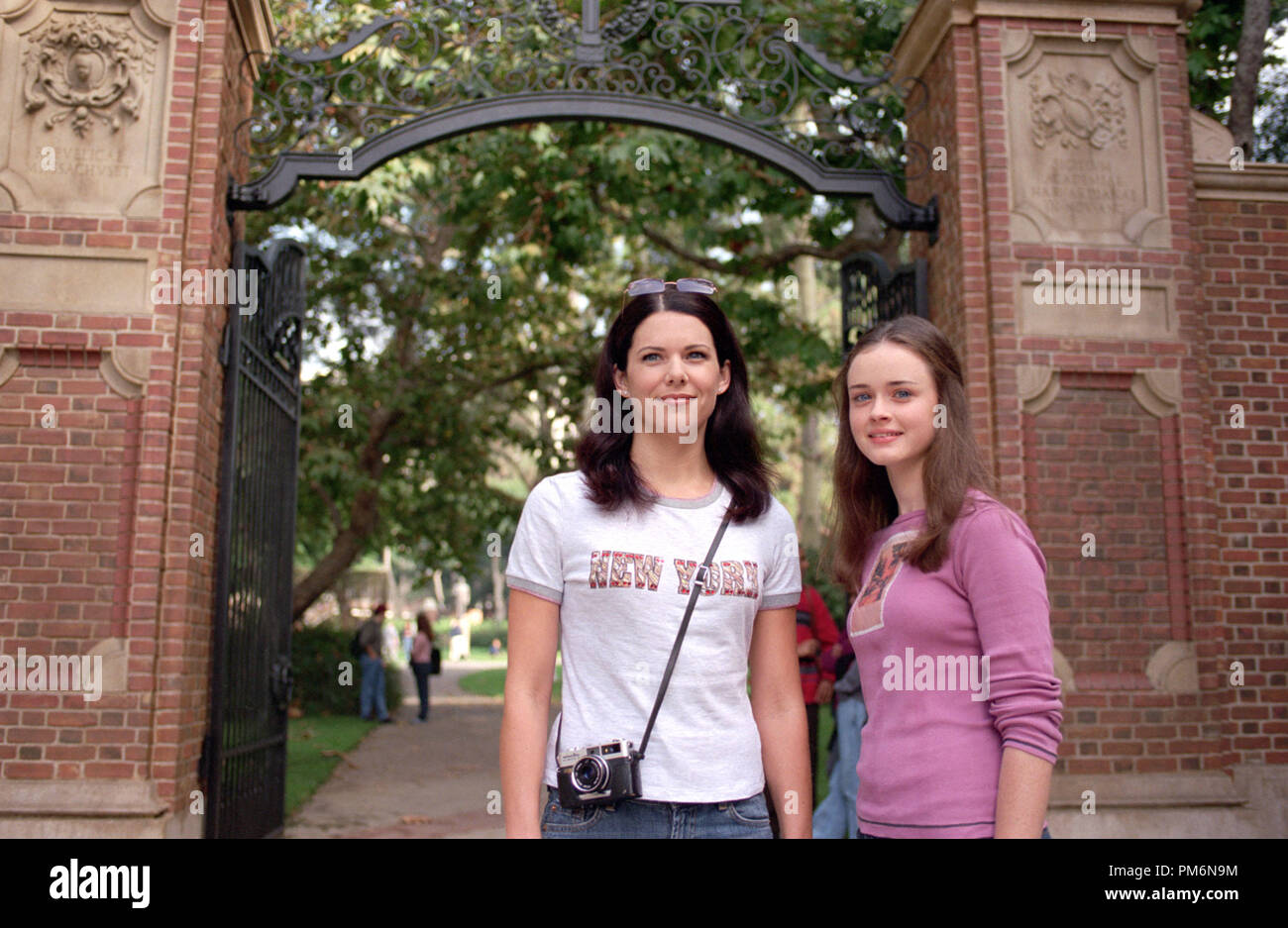 Photo du film / Publicité encore de 'Gilmore Girls' (épisode : le road-trip à Harvard) Lauren Graham, Alexis Bledel 2001 Crédit photo : Scott Humbert Référence de dossier #  30847951THA pour un usage éditorial uniquement - Tous droits réservés Banque D'Images