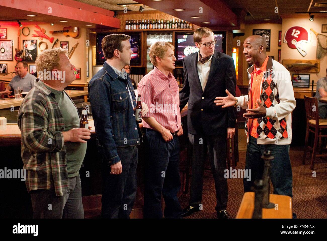 (L-r) Larry Joe Campbell comme Hog-Head, Jason Sudeikis comme Fred, Owen Wilson comme Rick, STEPHEN MERCHANT que Gary et JB SMOOVE comme appartements à New Line Cinema's comedy "HALL PASS", un communiqué de Warner Bros Pictures. Banque D'Images