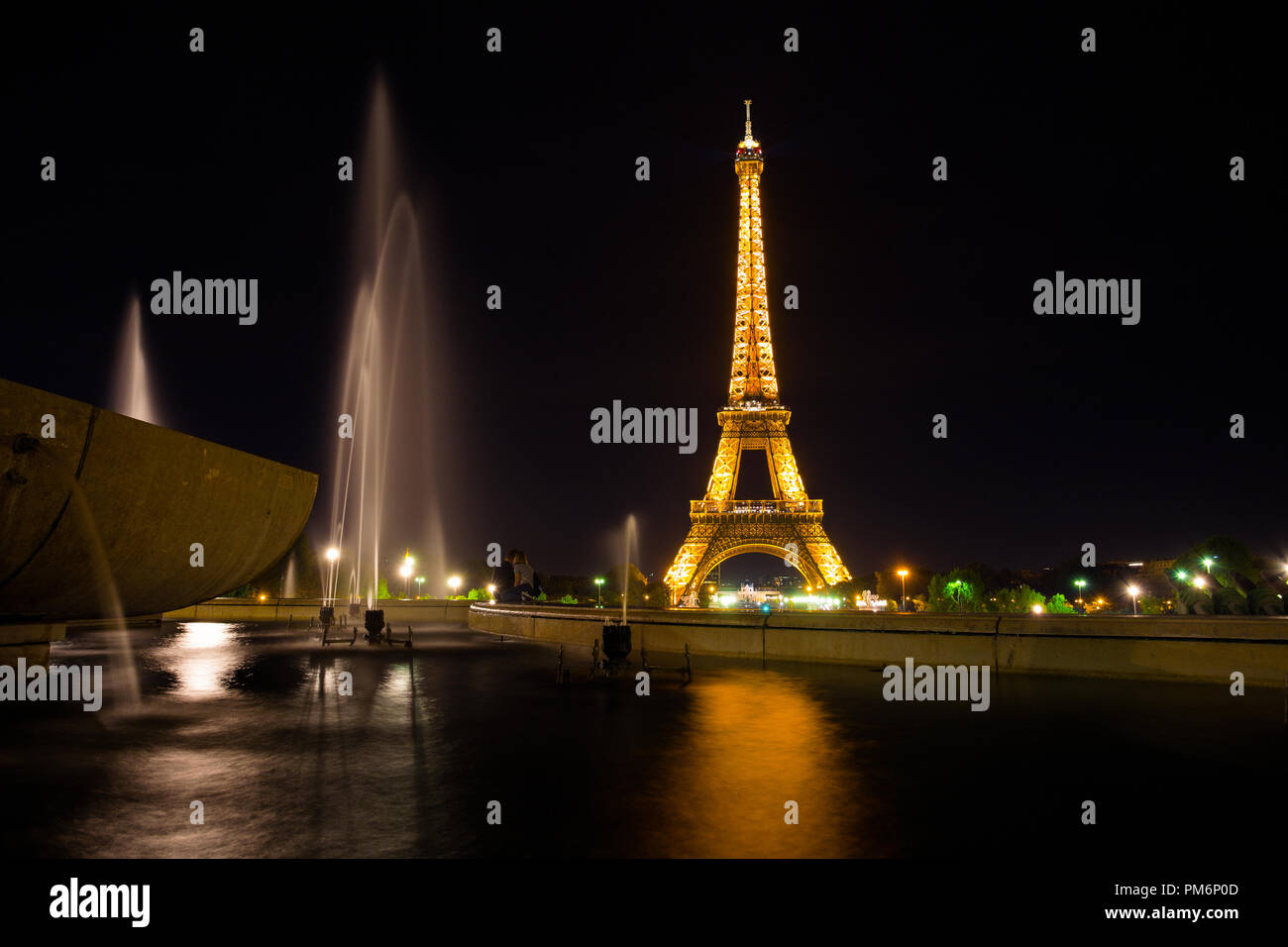 PARIS, FRANCE, LE 7 SEPTEMBRE 2018 - Tour Eiffel de nuit, vue du Trocadéro, Paris, France. Banque D'Images