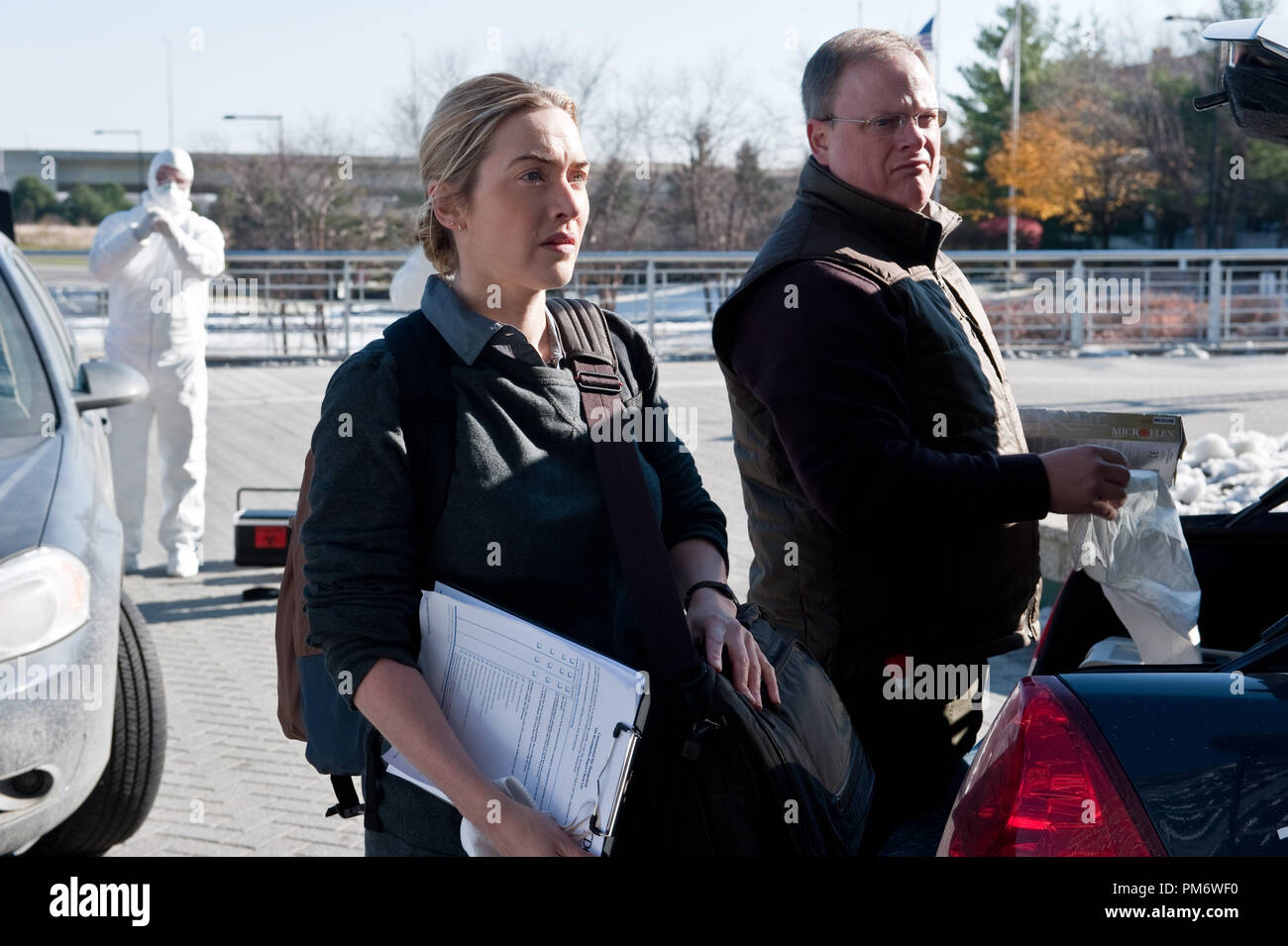 (L-r) Kate Winslet comme Dr. Erin Mears et Larry Clark comme Dave dans le thriller "contagion", un communiqué de Warner Bros Pictures. Banque D'Images