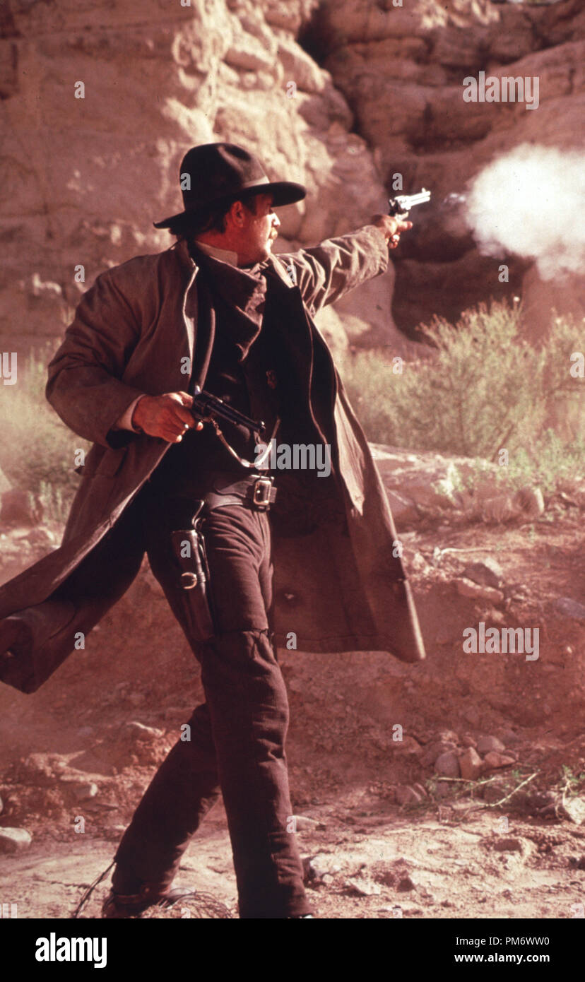 Photo du film de 'Wyatt Earp' Kevin Costner © 1994 Warner Brothers Crédit photo : Ben Fichier Verre Référence #  31129002THA pour un usage éditorial uniquement - Tous droits réservés Banque D'Images