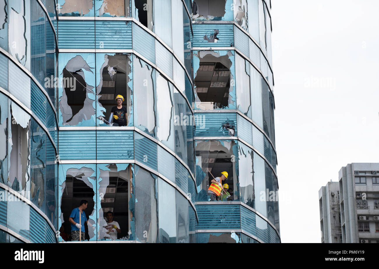 Le super typhon Mangkhut causé beaucoup endommagé sur un immeuble commercial à Hong Kong. Le super typhon Mangkhut a transmis ensuite à Hong Kong le 16 septembre causant des dommages de grande envergure autour de la ville, il y a 432 personnes blessées en raison de la tempête avec 2 toujours dans un état critique. Banque D'Images