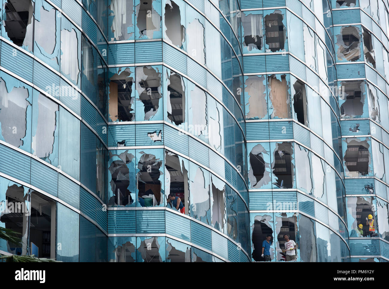 Le super typhon Mangkhut causé beaucoup endommagé sur un immeuble commercial à Hong Kong. Le super typhon Mangkhut a transmis ensuite à Hong Kong le 16 septembre causant des dommages de grande envergure autour de la ville, il y a 432 personnes blessées en raison de la tempête avec 2 toujours dans un état critique. Banque D'Images