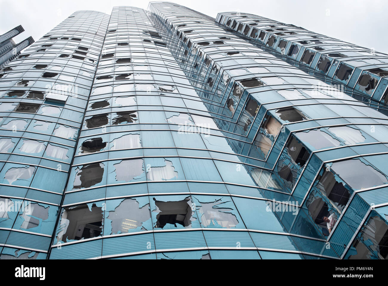 Le super typhon Mangkhut causé beaucoup endommagé sur un immeuble commercial à Hong Kong. Le super typhon Mangkhut a transmis ensuite à Hong Kong le 16 septembre causant des dommages de grande envergure autour de la ville, il y a 432 personnes blessées en raison de la tempête avec 2 toujours dans un état critique. Banque D'Images