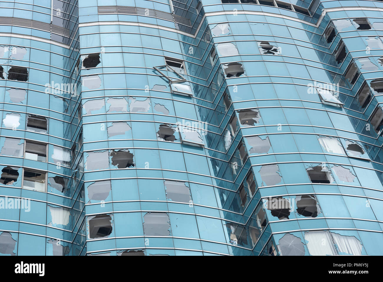 Le super typhon Mangkhut causé beaucoup endommagé sur un immeuble commercial à Hong Kong. Le super typhon Mangkhut a transmis ensuite à Hong Kong le 16 septembre causant des dommages de grande envergure autour de la ville, il y a 432 personnes blessées en raison de la tempête avec 2 toujours dans un état critique. Banque D'Images