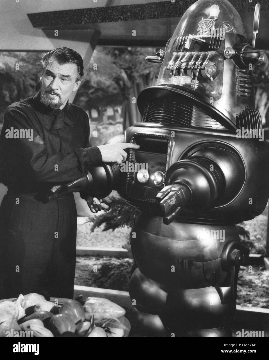 Studio publicité Still : 'Forbidden Planet' Walter Pidgeon, Robby the robot, 1956 MGM référence de fichier # 31202 1132THA Banque D'Images