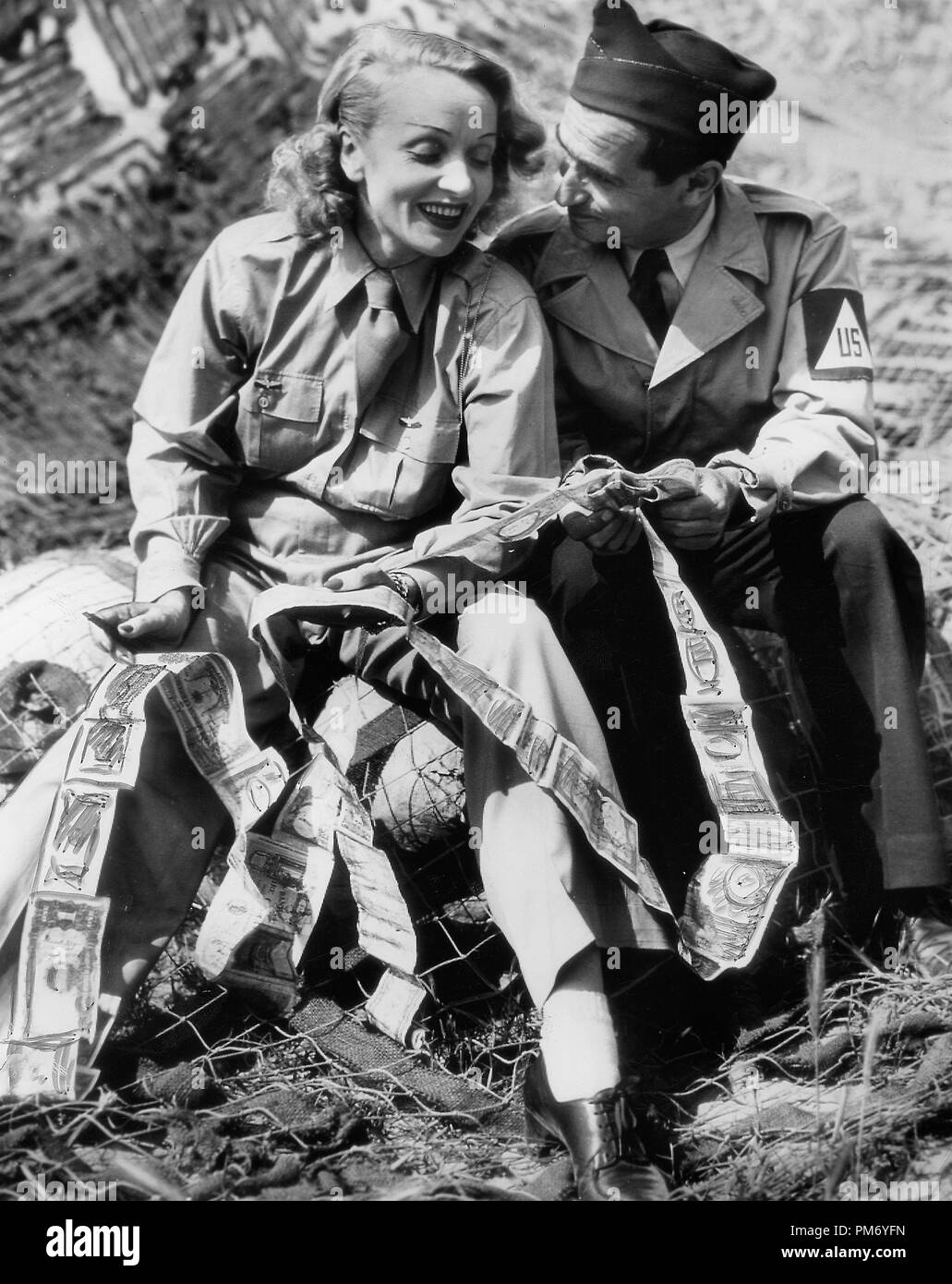 Encore une publicité Studio : Marlene Dietrich et Irving Berlin en Europe 1944 de référence de dossier 31202 1211 THA Banque D'Images