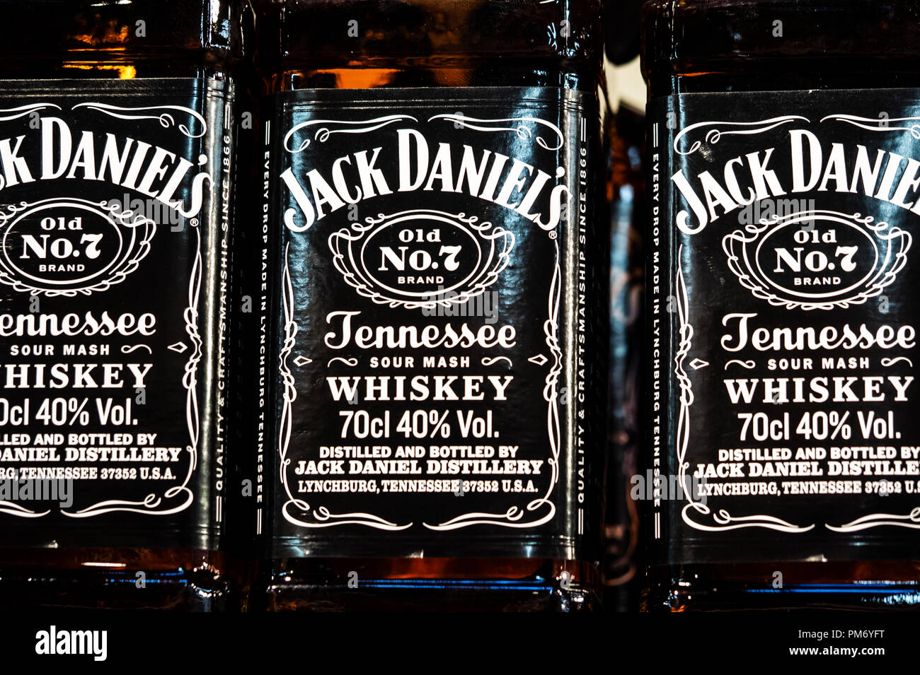 Jack Daniel's whiskey vu sur l'étagère du magasin. Jack Daniel's est une marque de Tennessee whiskey et les meilleures ventes de whisky américain dans le monde. Banque D'Images