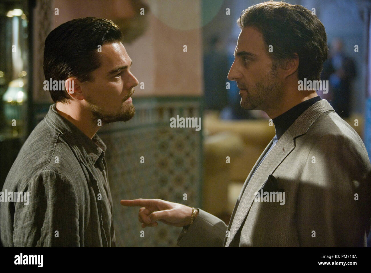 Photo du film de 'Body of Lies, Leonardo DiCaprio, Mark Strong © 2008 Warner Brothers Crédit photo : François Duhamel Référence #  307551080THA pour un usage éditorial uniquement - Tous droits réservés Banque D'Images