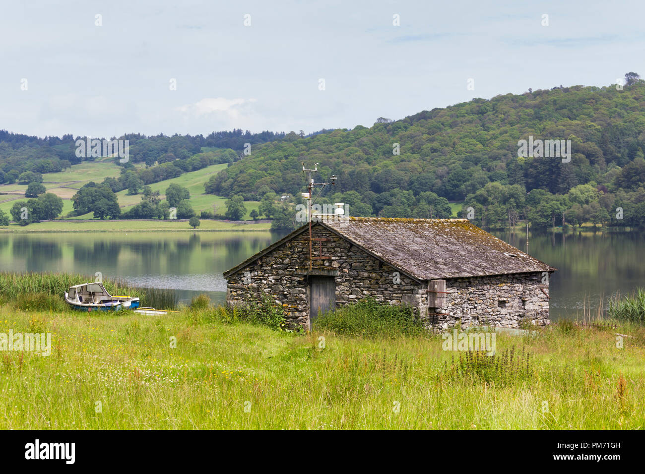 Construit en pierre d'un hangar à bateaux sur la rive ouest du lac d''Esthwaite Water dans le Lake District Anglais, à une courte distance de Hawkshead à l'auberge de jeunesse. Banque D'Images