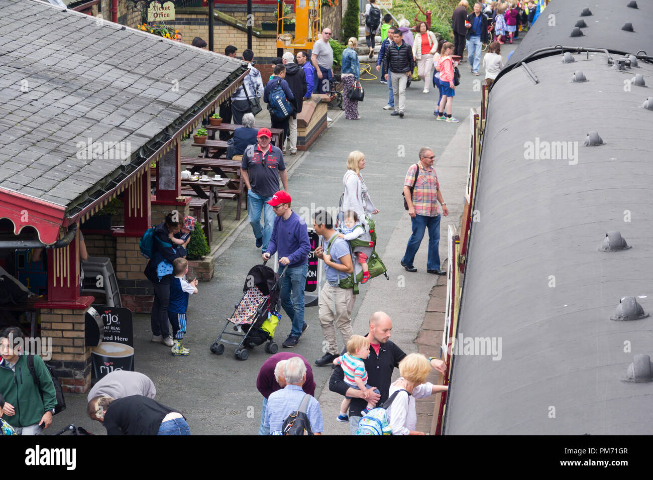 Occupé à Haverthwaite que plate-forme de la gare ferroviaire patrimoniale préservée dans le Lake District en tant que passagers descendre de la gare nouvellement arrivés. Banque D'Images