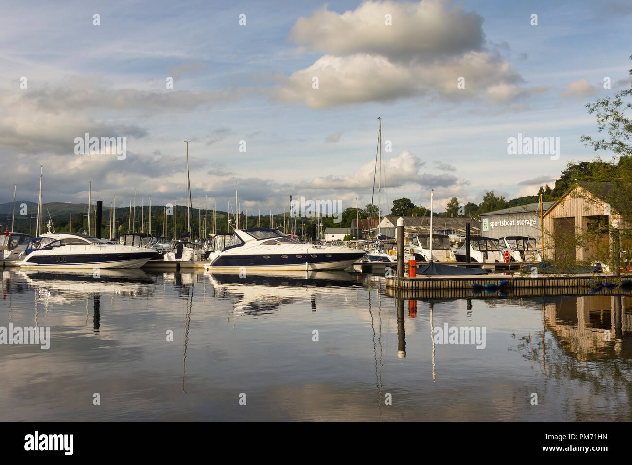 2 Fairline bateaux à moteur amarré à une jetée à la marina de Windermere Aquatic Ltd, bateau à moteur et yacht de concessionnaires, Bowness on Windermere, Cumbria. Banque D'Images