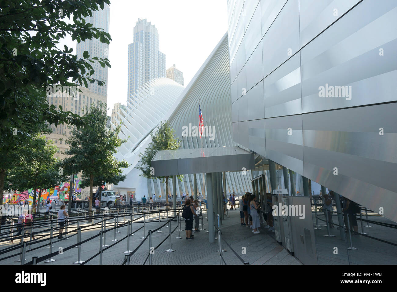 L'entrée du musée national le 11 septembre et commémoratifs avec l'Oculus en arrière-plan.New York City.USA Banque D'Images