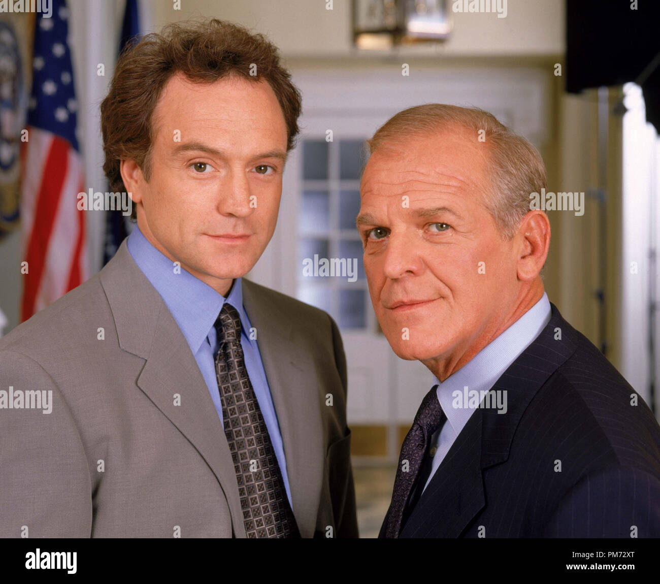 Photo du film / Publicité encore de 'The West Wing' Bradley Whitford, John Spencer vers 2001 Crédit photo : James Sorensen Référence de fichier #  30847119THA pour un usage éditorial uniquement - Tous droits réservés Banque D'Images