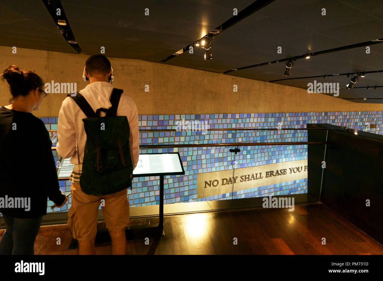 Visiteurs en national 9//11 Memorial & Museum avec"essaie de se souvenir de la couleur du ciel de ce matin de septembre' en arrière-plan.New York City.USA Banque D'Images