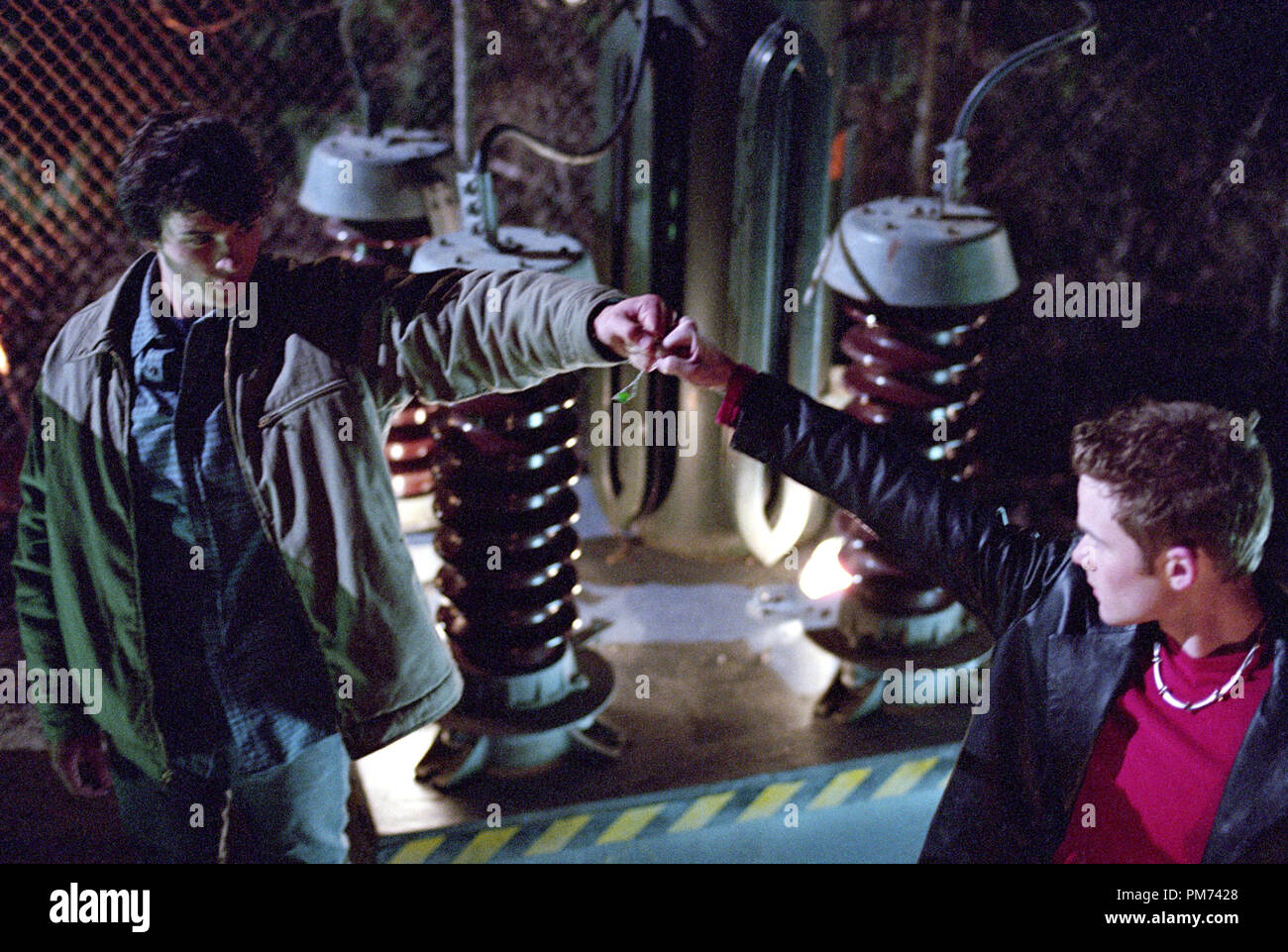 Photo du film / Publicité encore de 'Smallville' (épisode : Leech) Tom Welling, Shawn Ashmore 2001 Crédit photo : Brian Cyr Référence de fichier #  30847340THA pour un usage éditorial uniquement - Tous droits réservés Banque D'Images