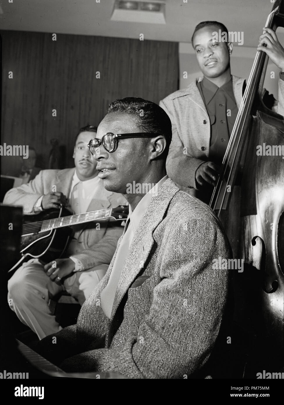 Portrait d'Oscar Moore, Nat King Cole, et Wesley Prince, New York, N.Y., vers juillet 1946 Référence #  30928 666 THA Photo par : William P. Gottlieb Banque D'Images