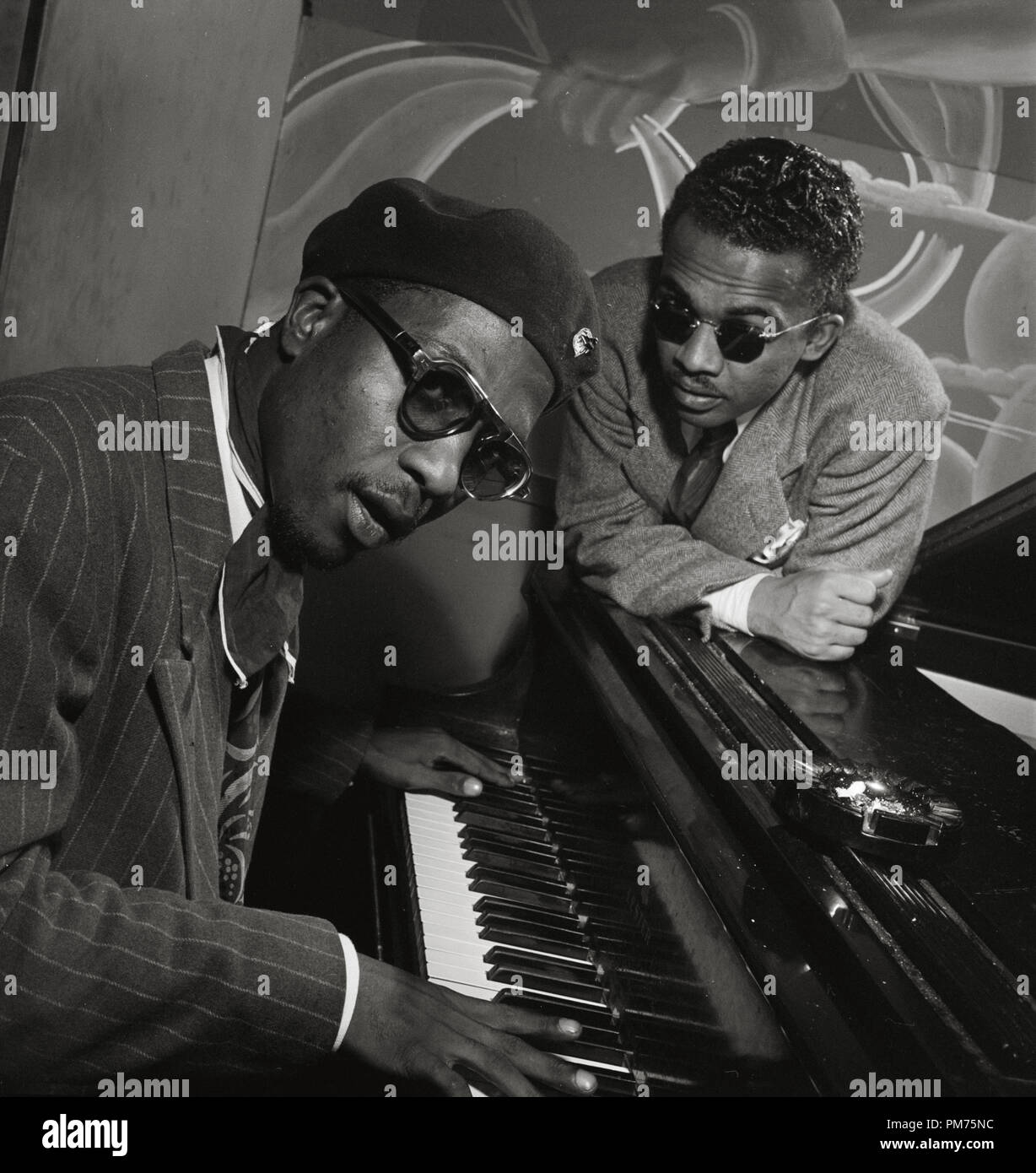 Portrait de Thelonious Monk et Howard McGhee, Minton's Playhouse, New York, N.Y., circa 1947 Septembre référence #  30928 Fichier 679THA Photo par : William P. Gottlieb Banque D'Images