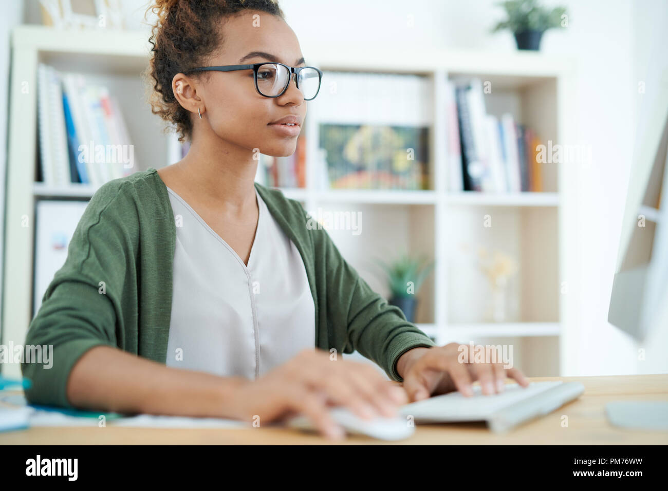 Femme afro-américaine sur le lieu de travail Banque D'Images