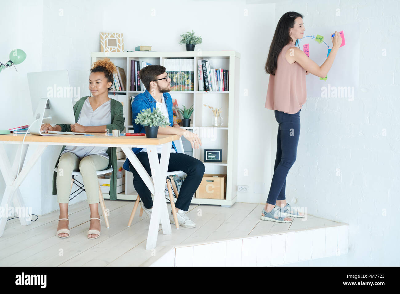 Le travail en équipe dans les petites Design Studio Banque D'Images