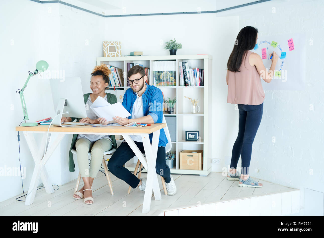 Trois personnes travaillent dans de petites Design Studio Banque D'Images