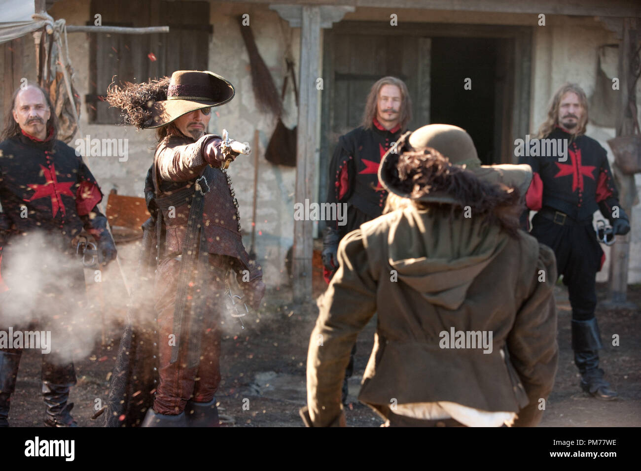 MADS MIKKELSEN (deuxième à gauche) stars dans les trois mousquetaires en 3D. Banque D'Images