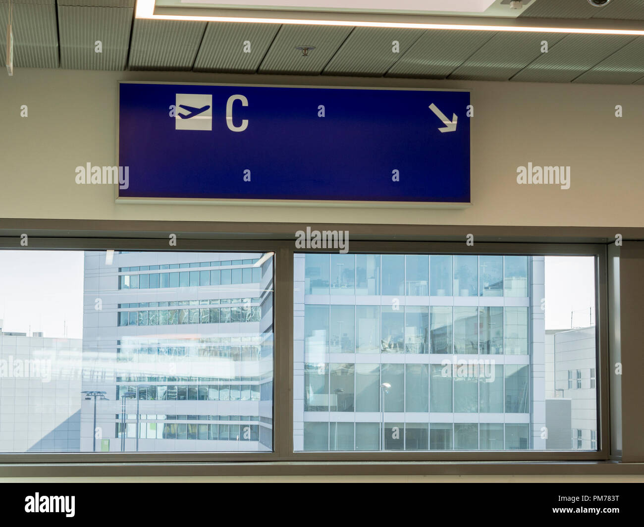 L'aéroport de Francfort montrant C signe Gates et la borne vers le bas ci-dessous Banque D'Images