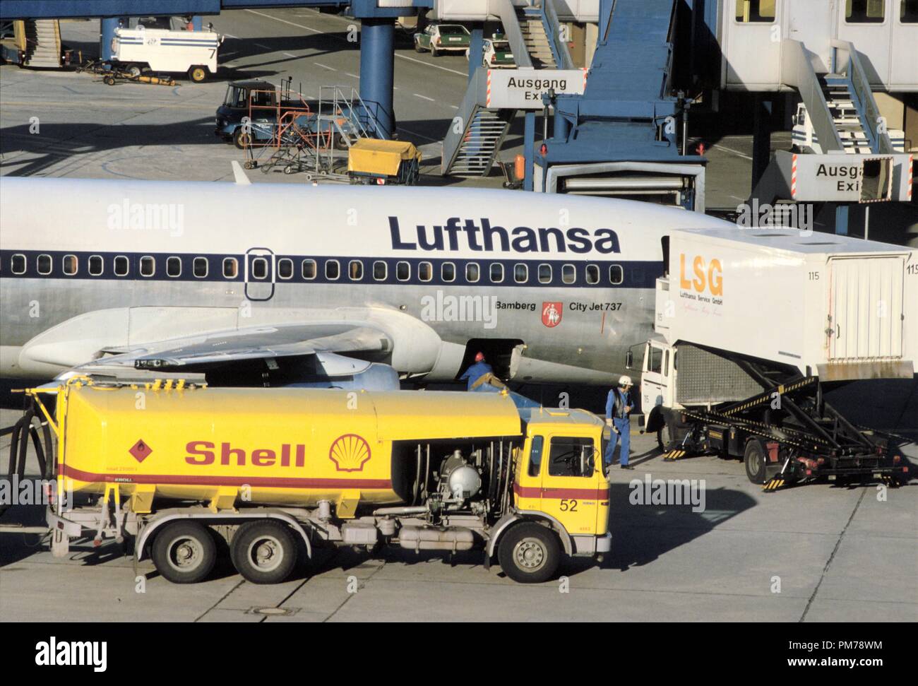 L'aéroport de Düsseldorf (Allemagne), plein d'un avion de Lufthansa Banque D'Images