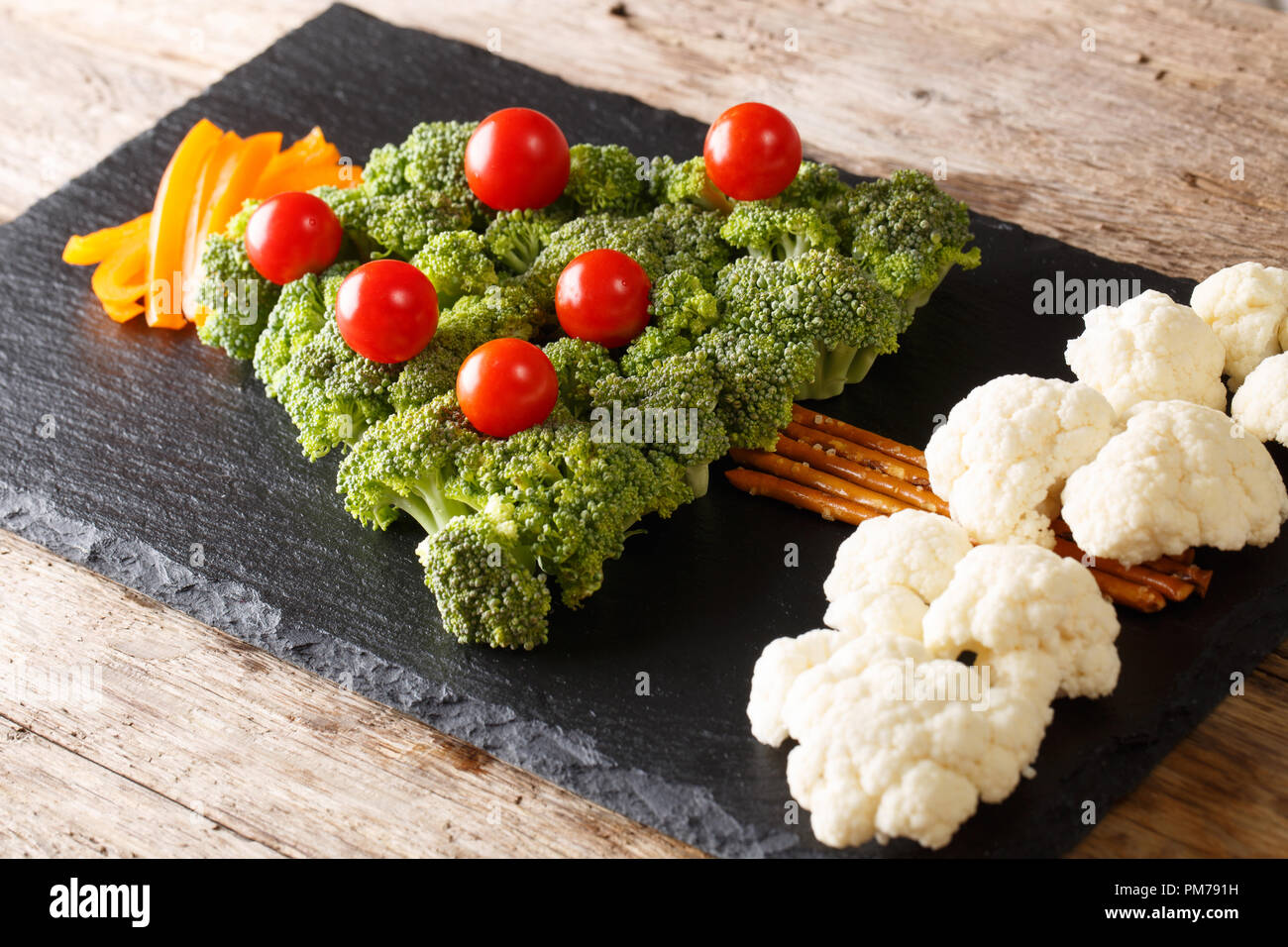 Arbre de Noël de brocoli, chou-fleur, tomate, poivre gros plan sur table. Horizontal menu végétarien. Banque D'Images