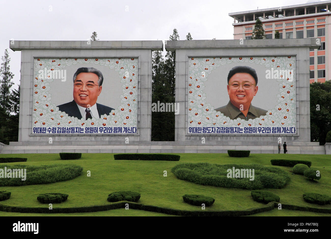 Peintures murales de l'énorme dirigeants éternelle à Pyongyang Banque D'Images