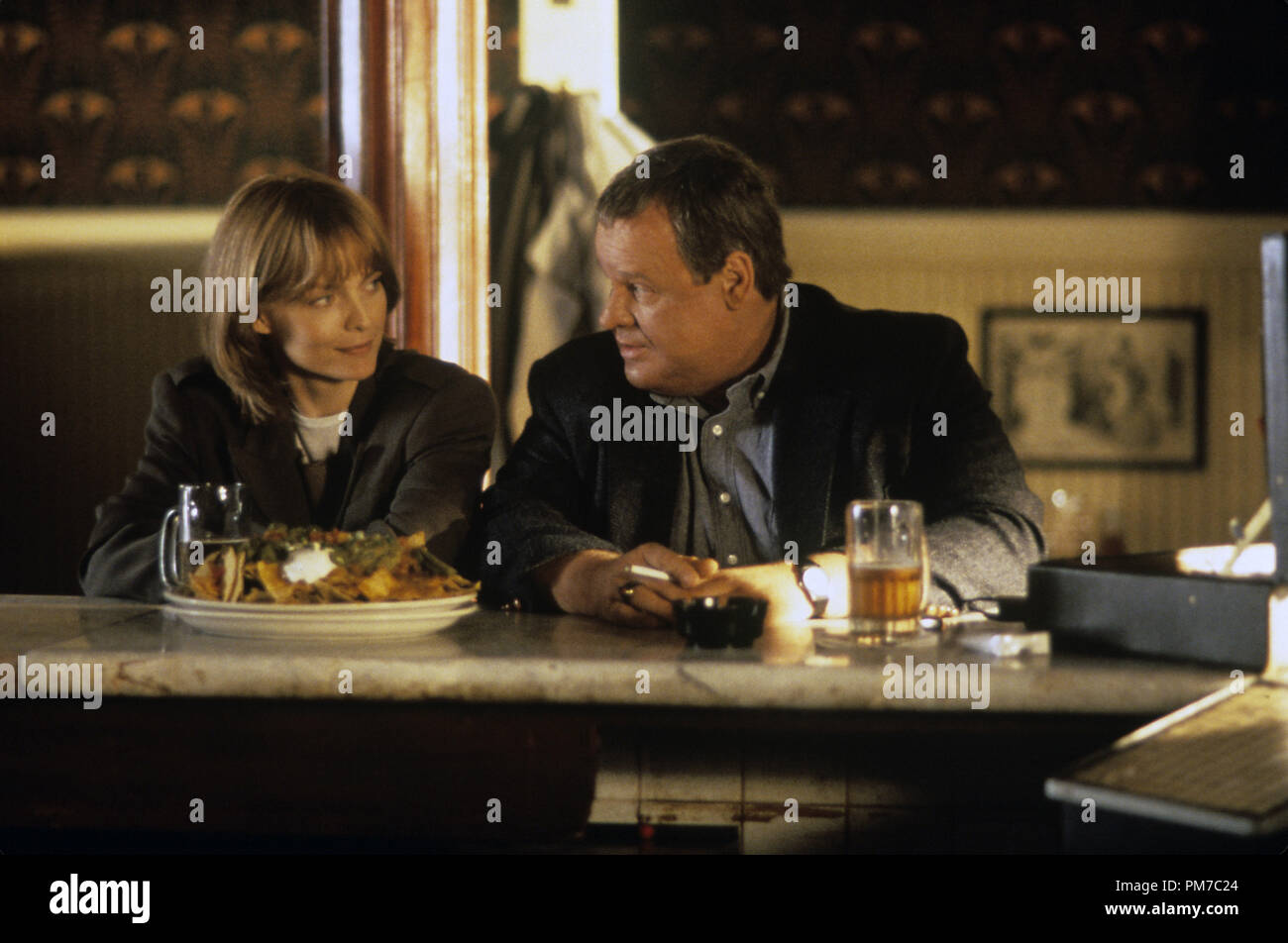 Photo du film de "esprit" Michelle Pfeiffer, George Dzundza © 1995 Hollywood Pictures Photo Credit : Mark Fellman Référence de fichier #  31043496THA pour un usage éditorial uniquement - Tous droits réservés Banque D'Images