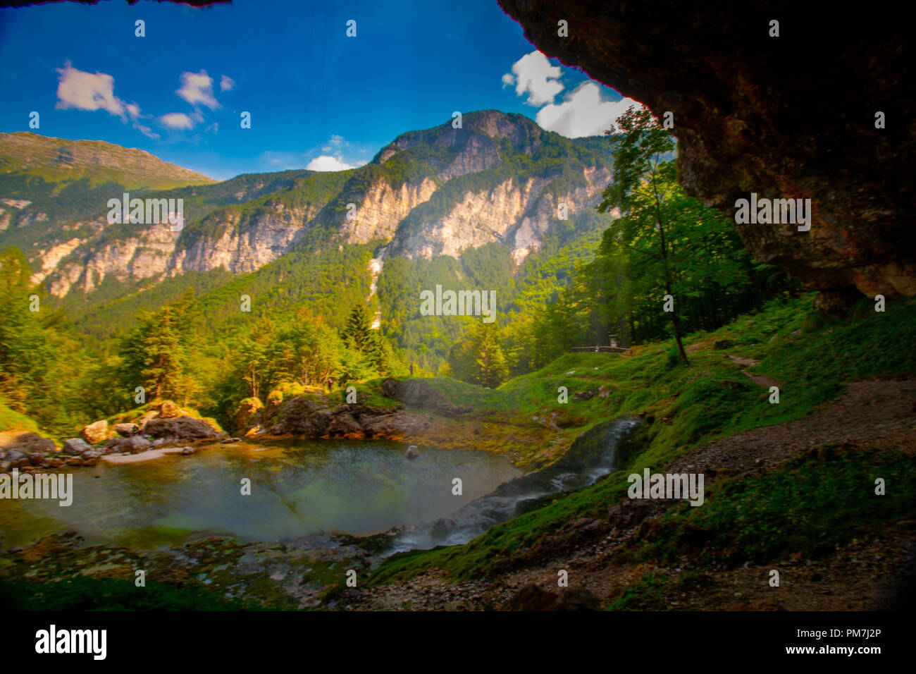 Superbe chute d'eau dans les Alpes juliennes Banque D'Images