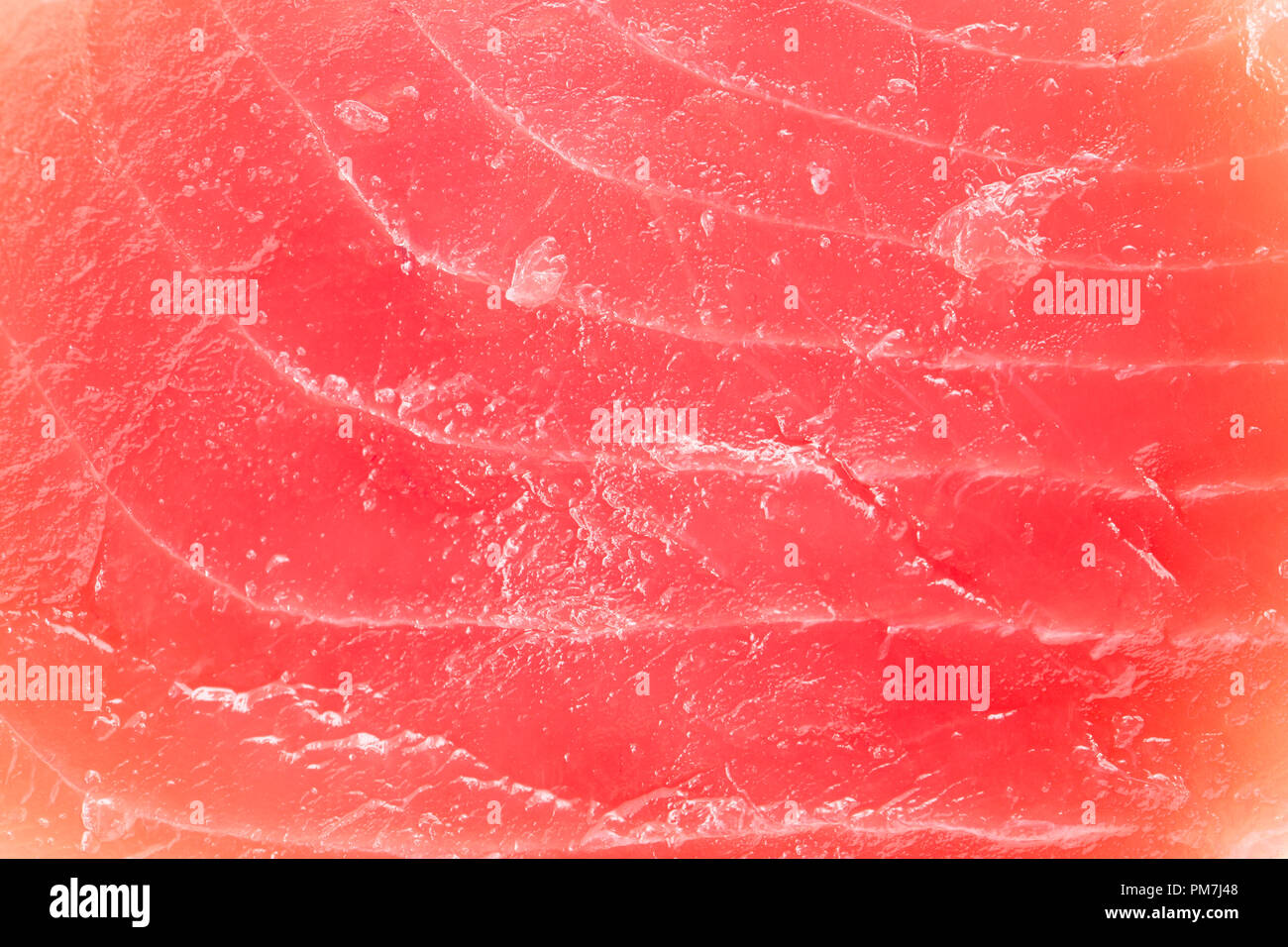Un gros plan d'une ligne de matières premières importées, le thon albacore pêché, Thunnus albacares, steak acheté dans un supermarché au Royaume-Uni. Dorset England UK GO Banque D'Images
