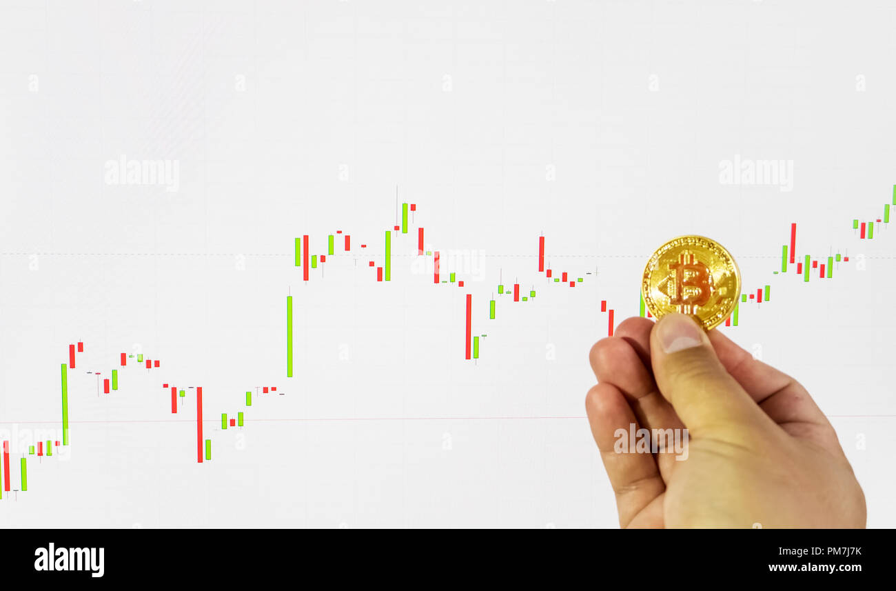Concept de croissance financière avec golden Bitcoins sur tableau marché ba Banque D'Images