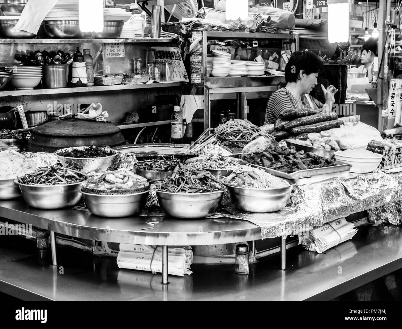 Séoul, Corée du Sud - 21 juin 2017 : Femme au service clients au marché de Gwangjang à Séoul. Banque D'Images
