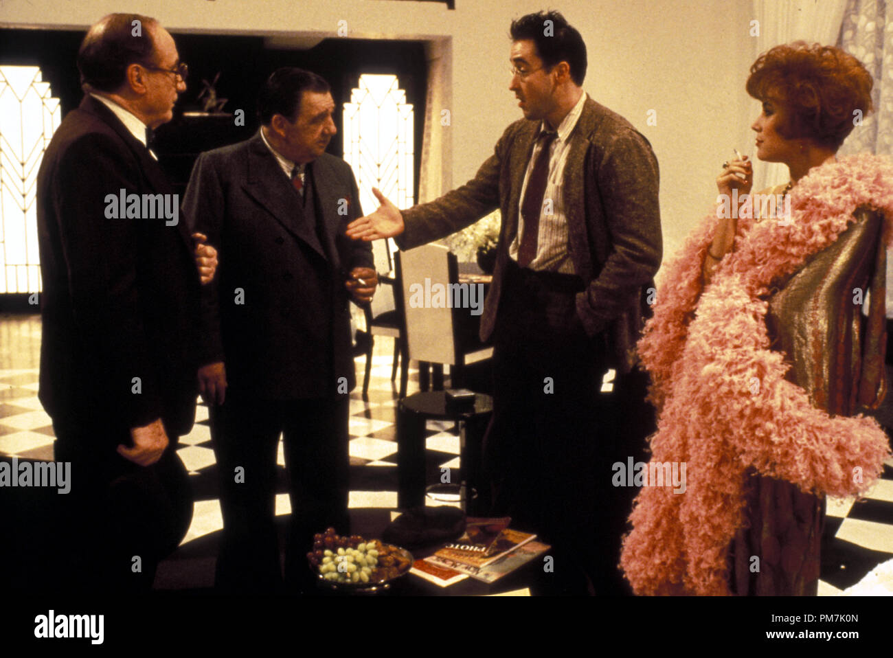 Photo du film de 'Terence Conran' Jack Warden, Joe Viterelli, John Cusack, Jennifer Tilly © 1994 Miramax Crédit photo : Brian Hamill Référence de fichier #  31129394THA pour un usage éditorial uniquement - Tous droits réservés Banque D'Images