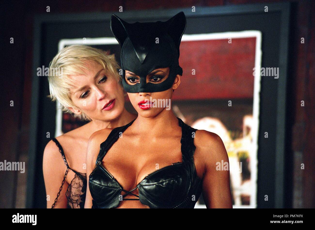 Halle Berry, Sharon Stone 'Catwoman' 2004 Banque D'Images