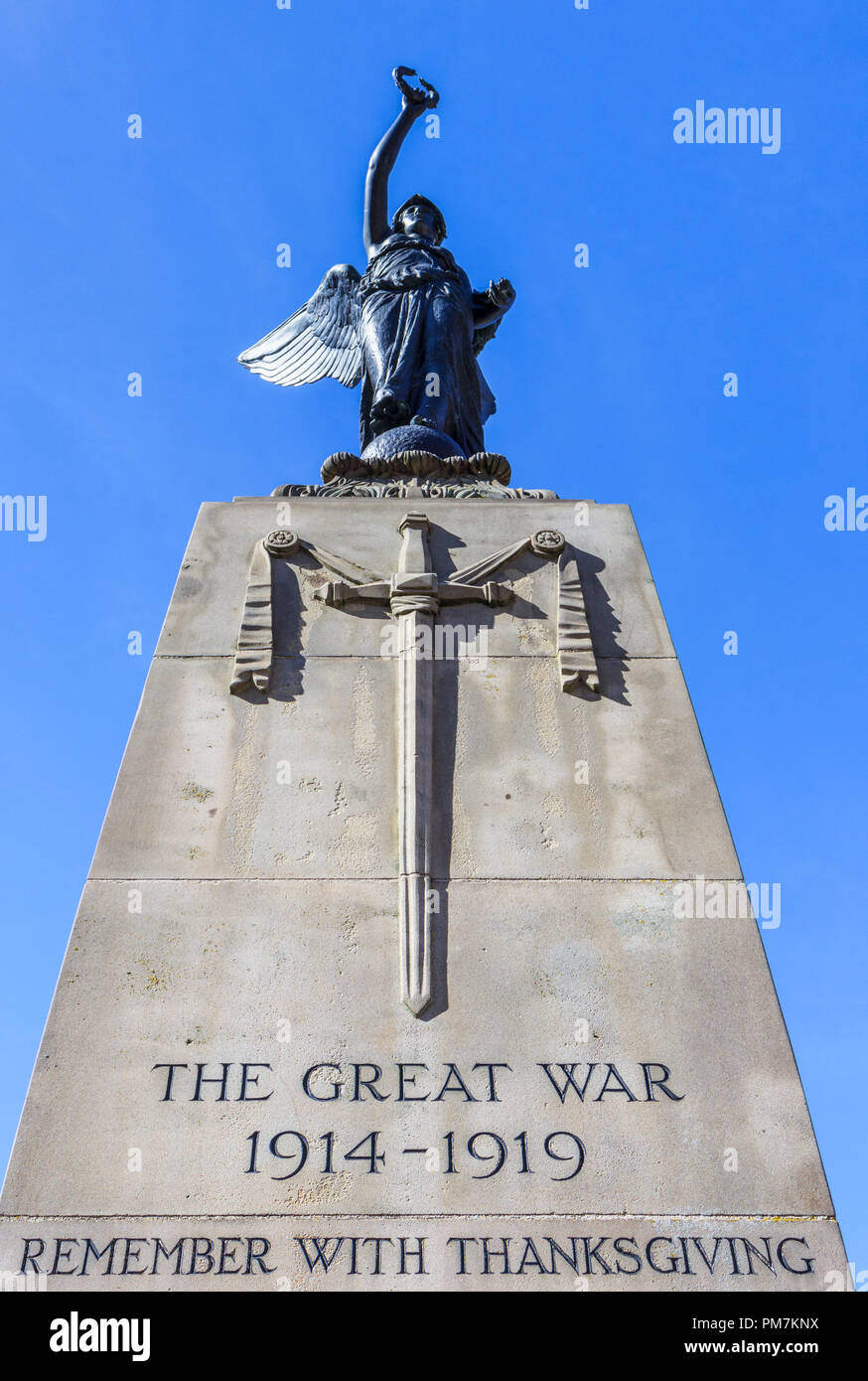 War Memorial Jubilee Square avec la Victoire de Samothrace statue, centre-ville de Woking, Surrey, Angleterre du Sud-Est, Royaume-Uni, inscrit 'la Grande Guerre, 1914 - 1919" Banque D'Images