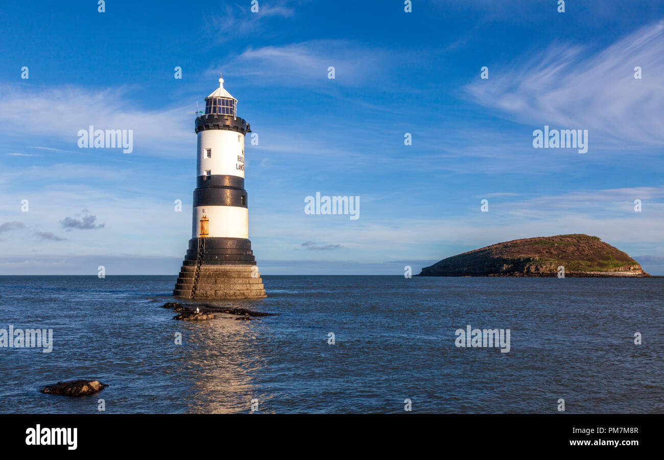 Le phare de Penmon (Trwyn du) et l'île de Puffin sur le détroit de Menai, Anglesey, pays de Galles Banque D'Images