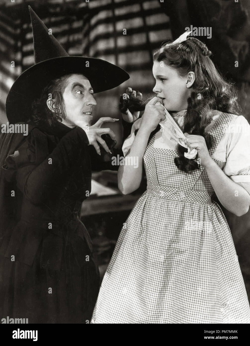 Margaret Hamilton et de Judy Garland, 'The Wizard of Oz' 1939 MGM Référence de dossier #  31202_411THA Banque D'Images